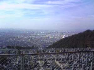 石切の霊園上から大阪市内を望む
